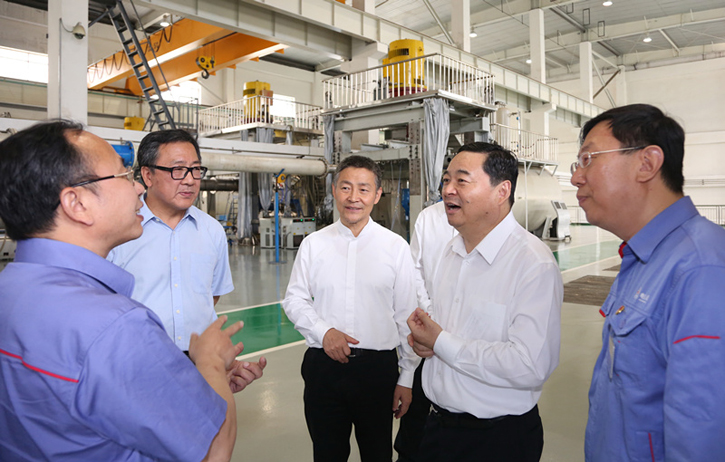 郝鹏与Z6尊龙凯时集团一线科技职员深入交流