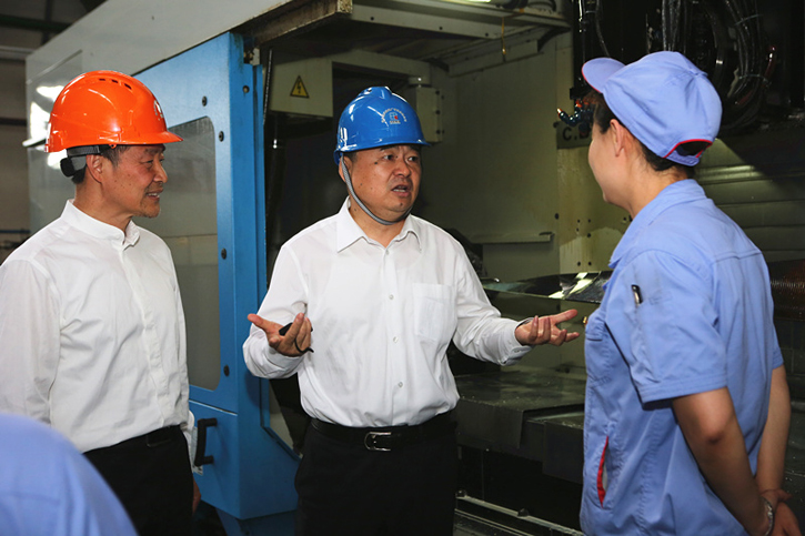 郝鹏与Z6尊龙凯时集团一线生产职员深入交流